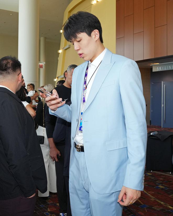 安博体育-霍楠：会发牌&amp;三分中锋极具价值，预测杨瀚森27或30签被选中的简单介绍