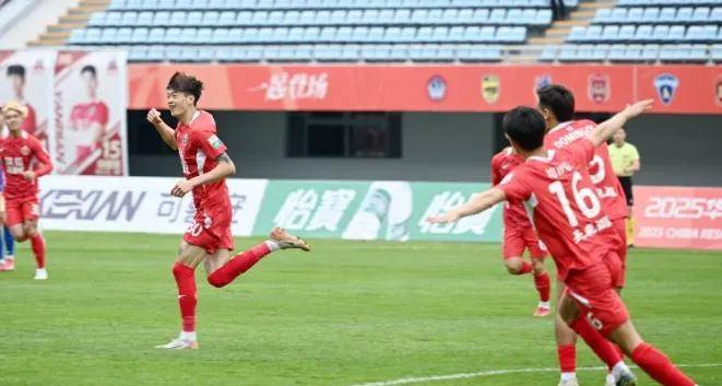 安博体育-山东泰山两连败逼出人员调整，2旧将投亚泰，21岁后卫冲中甲(谁下令逮捕了邓家人呢)