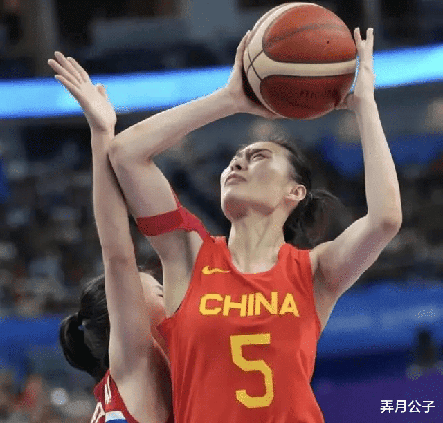 后卫发威！杨氏姐妹合砍20+12王思雨屡秀妙传抢眼(女篮王思雨比赛受伤视频)