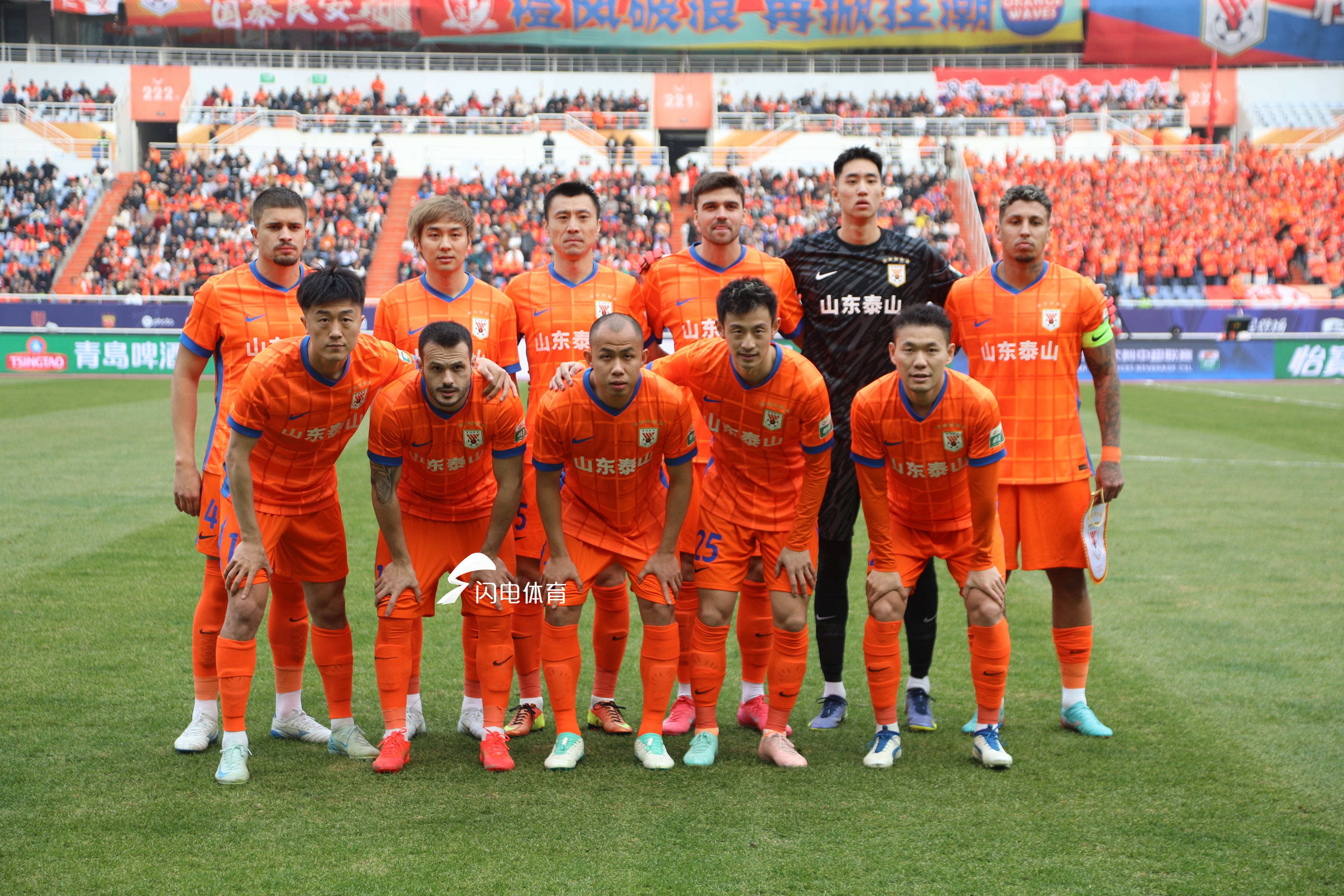 中超-费利佩双响王大雷染红成都2-1泰山赛季三杀对手(从维熙大墙下的红玉兰)