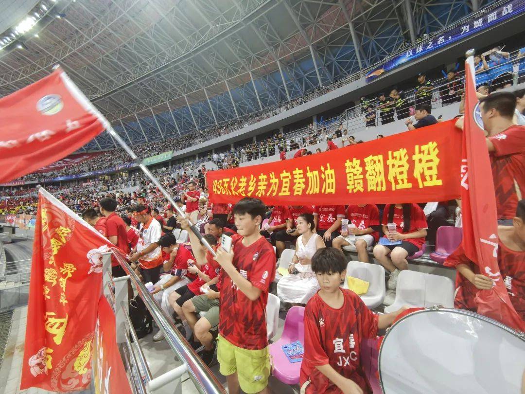 球迷热情高亢，为各支球队打气喊加油(球员们互相打气)