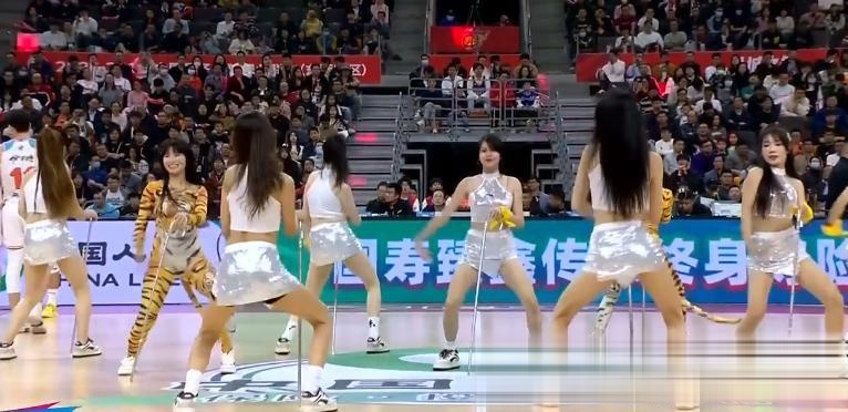 包含全国各地球迷翘首以盼，期待着最新赛况的词条